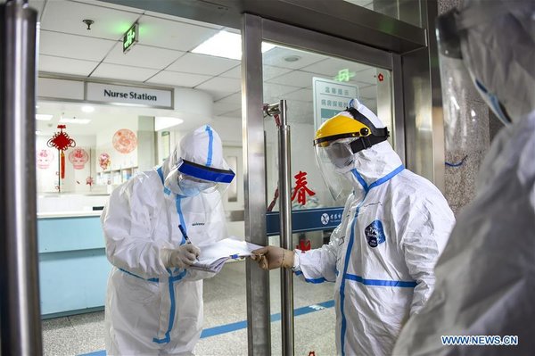 Sanitation workers in Hubei collect and transfer medical waste
