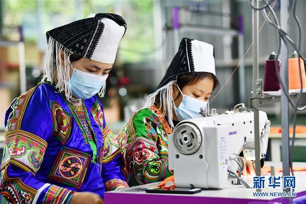 Craftswomen in SW China's Guizhou Resume Work, Improve Embroidering Skills