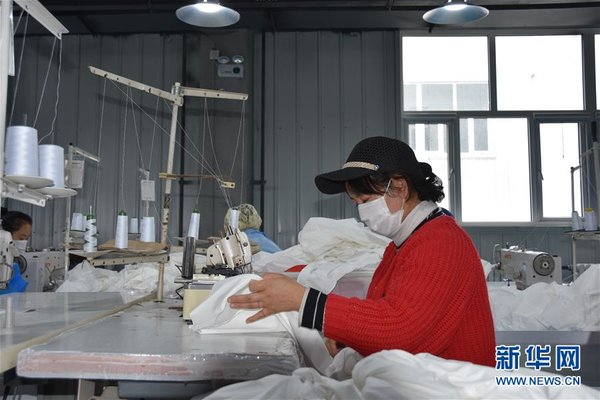 Women Workers Resume Production at Poverty Alleviation Workshop in NW China's Ningxia