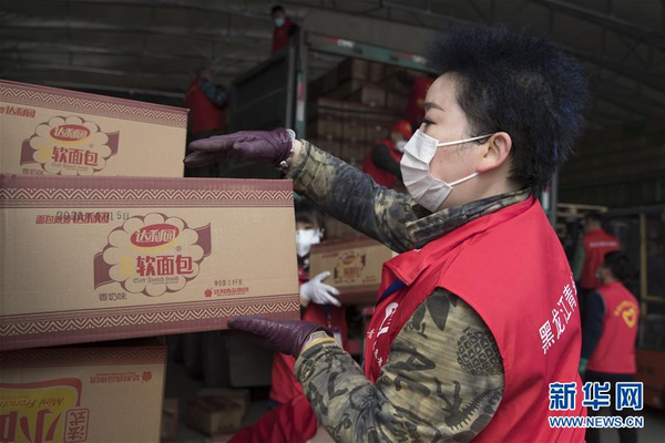 Volunteer Provides Milk Tea, Back up Anti-Epidemic Workers in NE China