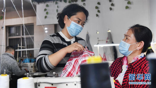 Homespun Cloth Weaving Lifts Villagers out of Poverty in NW China's Shaanxi