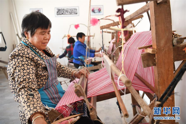 Homespun Cloth Weaving Lifts Villagers out of Poverty in NW China's Shaanxi