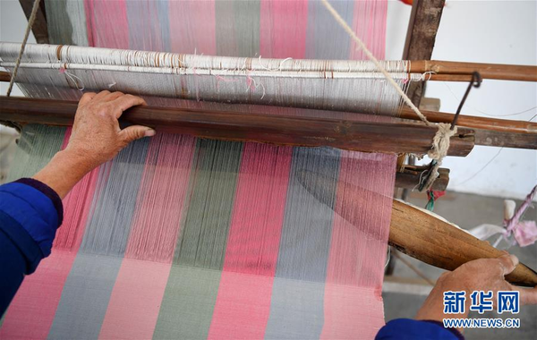 Homespun Cloth Weaving Lifts Villagers out of Poverty in NW China's Shaanxi