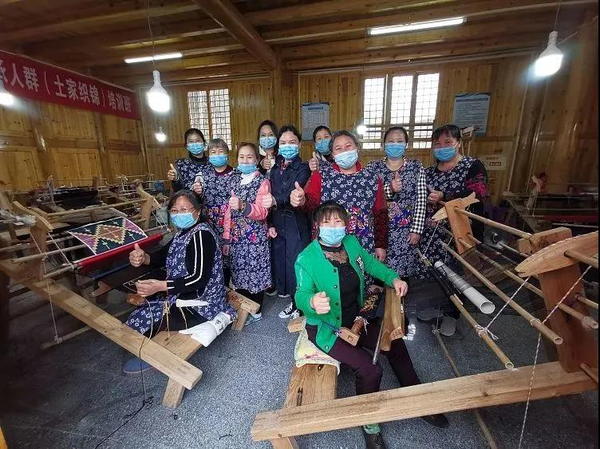 Tujia Brocade Lifts Women out of Poverty in SW China's Chongqing