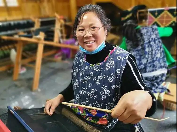 Tujia Brocade Lifts Women out of Poverty in SW China's Chongqing