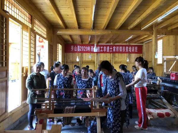 Tujia Brocade Lifts Women out of Poverty in SW China's Chongqing