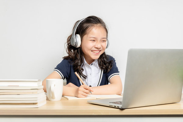 Chinese Parents Mostly Positive About Effects of Online Courses