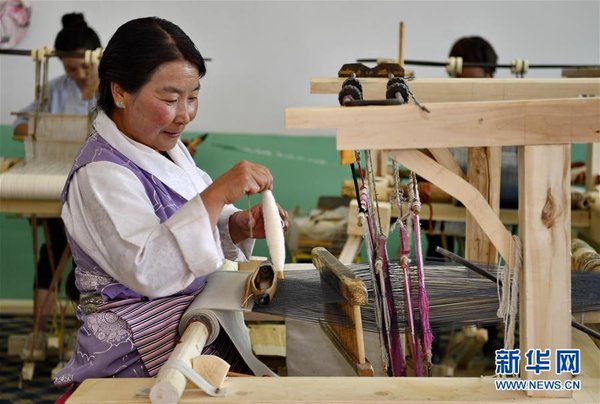Tibetan Traditional Crafts Cooperative Increases Villagers' Incomes