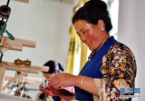 Tibetan Traditional Crafts Cooperative Increases Villagers' Incomes