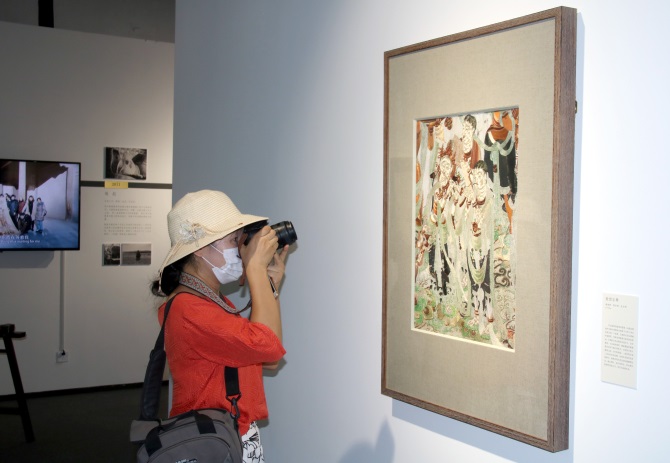 Female Embroidery Artist Holds Exhibition at Suzhou Museum, E China