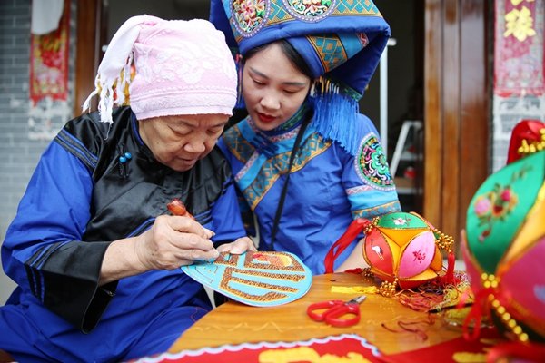 Craftswoman, 80, Promotes Zhuang Needlework Tradition