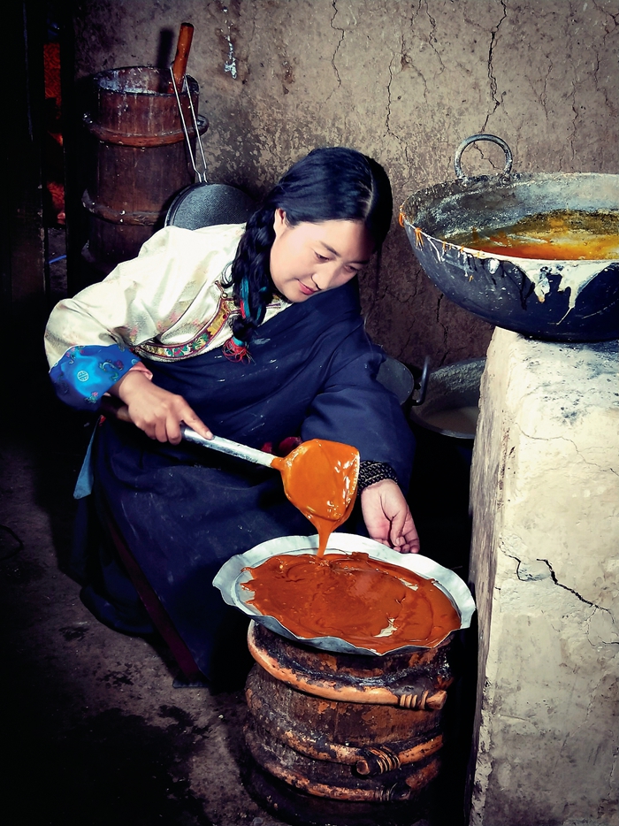 Tibetan Herdswoman Inherits Wisdom of Folk Culture Through Handmade Candies Tibetan Herdswoman Inherits Wisdom of Folk Culture Through Handmade Candies
