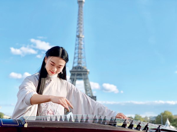 Guzheng Artist Strikes Right Chord in France