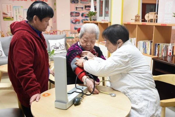 Retired Doctor, 88, Offers Free Medical Service in Her E China Neighborhood