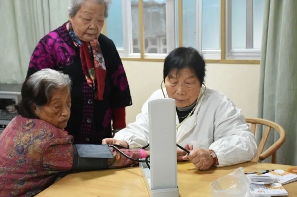 Retired Doctor, 88, Offers Free Medical Service in Her E China Neighborhood