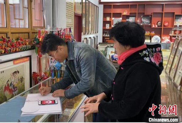 Elderly Embroidery Artist Imparts Poverty-Reduction Tool to Rural Women in Shanxi