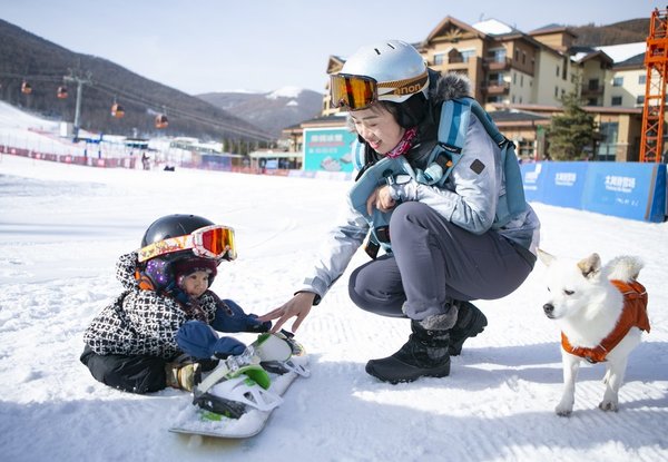 11-Month-Old Baby Snowboarder Sweeps internet in China