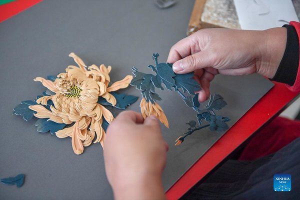 Folk Artist Tells Chinese Story by Paper Cutting