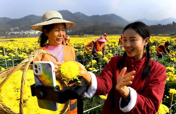 China Vigorously Promotes Women's Role in Digital Economy