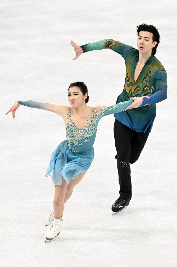 Chinese Ice Dancers Make History at Beijing 2022
