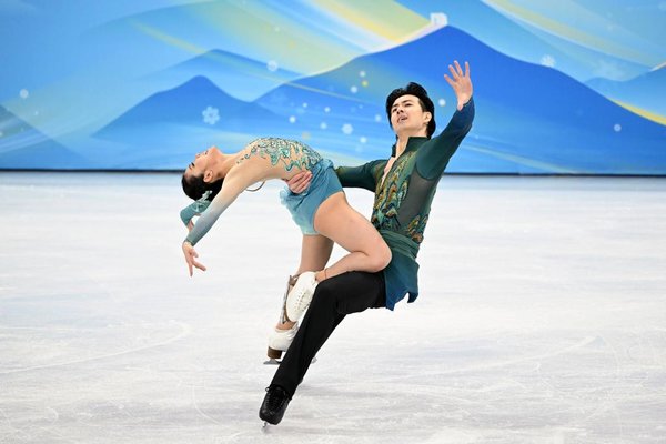 Chinese Ice Dancers Make History at Beijing 2022