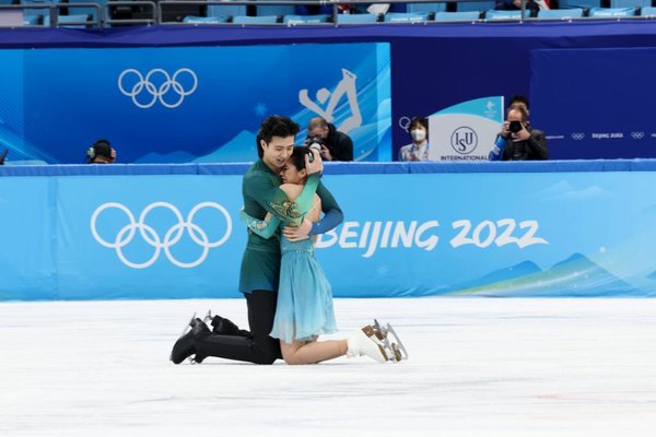 Chinese Ice Dancers Make History at Beijing 2022