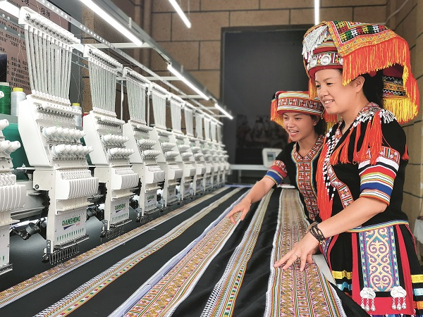 Entrepreneur Uses New Technology to Boost Development of Yao-Style Embroideries