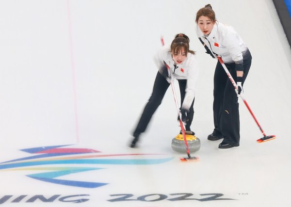 China Keeps Semifinal Hope Alive in Olympic Women's Team Curling