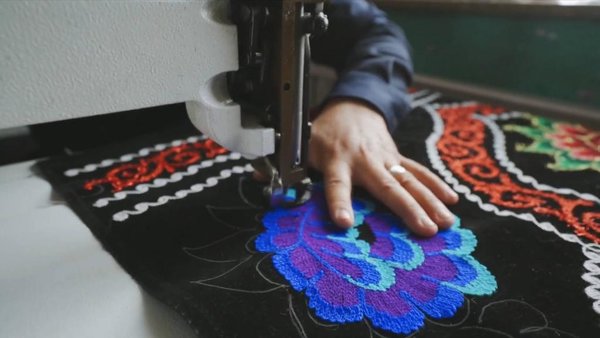 GLOBALink | Xinjiang, My Home: A Family Workshop Promoting Ethnic Embroidery to Outside World