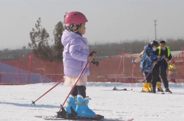 GLOBALink | 4-Year-Old Girl's Passion for Skiing in North China's Hebei