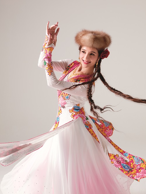 Uygur Woman Shows Charm of Xinjiang Through Fabulous Dance