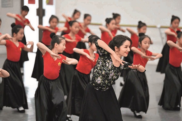 Uygur Woman Shows Charm of Xinjiang Through Fabulous Dance