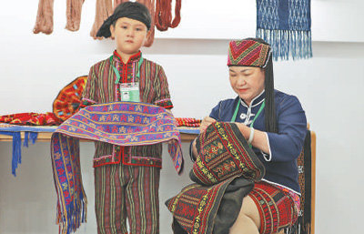 Woman Devotes Decades to Passing on Traditional Ethnic Brocade Craft in S China's Hainan