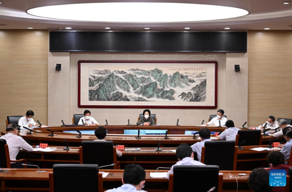 Vice Premier Urges Stopping Community-Level COVID-19 Transmission in Beijing