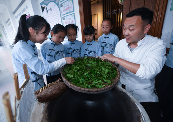 School in Hangzhou Greets International Tea Day