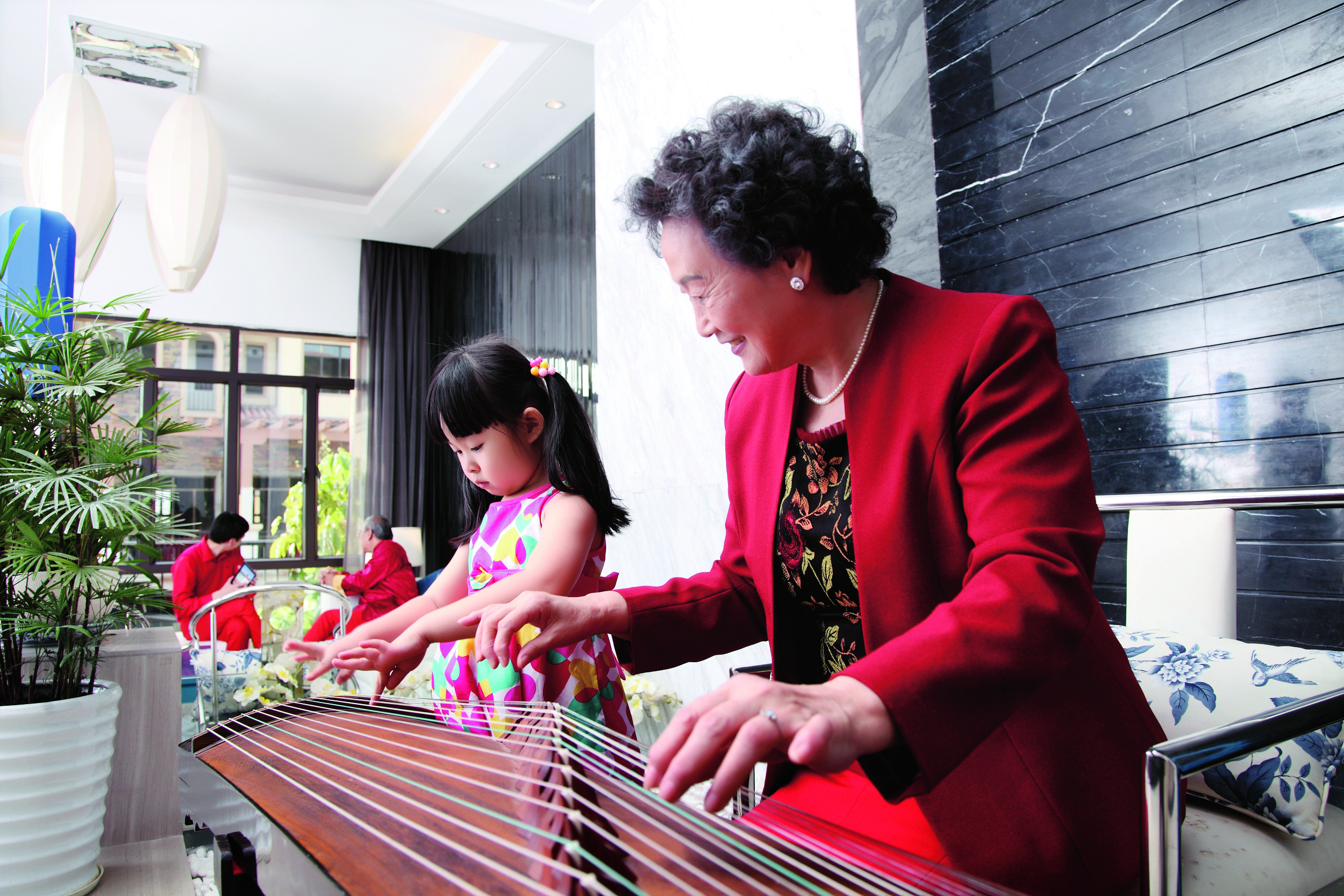 Guzheng: Chinese Stringed Instrument with Long-Lasting Popularity