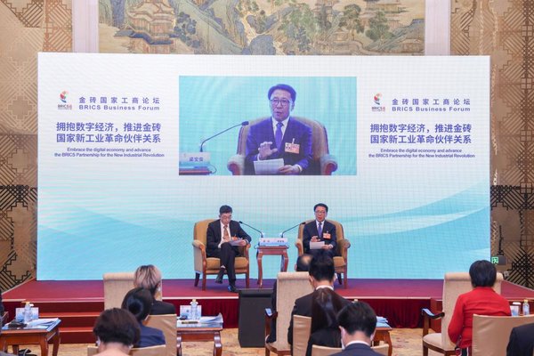 Xinhua Headlines: Xi Urges BRICS Solidarity, Openness for Peace, Development