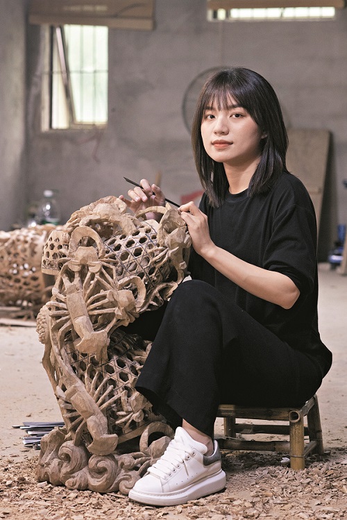 Young Craftswoman Breathes New Life into Wood Carvings