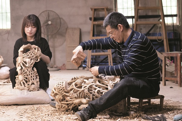 Young Craftswoman Breathes New Life into Wood Carvings