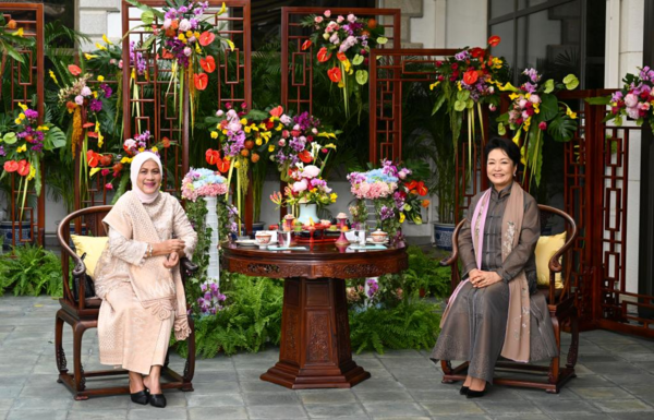 Peng Liyuan Meets with Indonesian First Lady