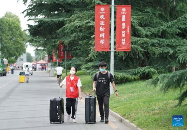 Freshmen Come to Register at Peking University