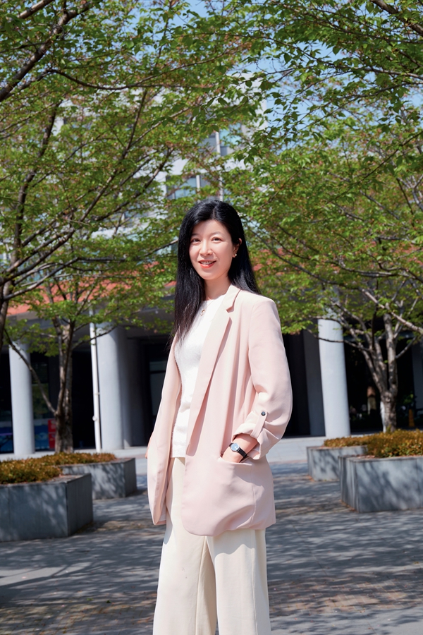 Chinese Woman Reaches Peak of Neuroscience Research