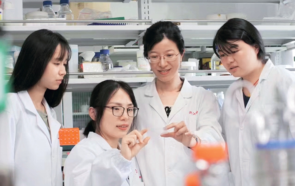 Chinese Woman Reaches Peak of Neuroscience Research