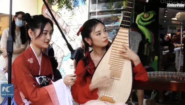 Traditional Chinese Melody a Hit in Israeli Street