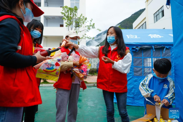 Volunteers Open Tent Classrooms for Children at Quake Relief Shelter in Sichuan