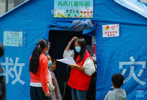Volunteers Open Tent Classrooms for Children at Quake Relief Shelter in Sichuan