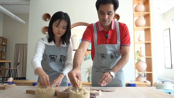 GLOBALink | Exploring History, Culture Behind Mooncake-Making Tradition in Tianjin, China
