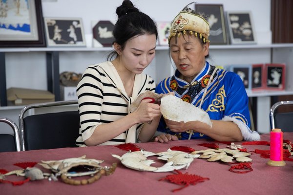 Part-Time 'Cultural Ambassador' Seeks Inheritance of Hezhe Ethnic Culture