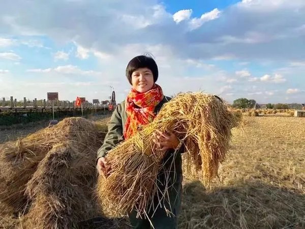 Young Woman in NE China's Heilongjiang Uses Internet to Bring Wealth to Villagers