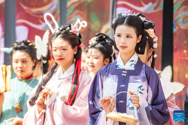 Traditional Chinese Cultural Activities Attract Tourists During National Day Holiday
